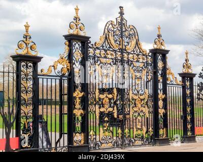 London, Großbritannien, 11. April 2010 : Kensington Palace Tore in Kensington Gardens, die von Sir Christopher Wren für William III im Jahr 1689 entworfen wurden und ist Stockfoto