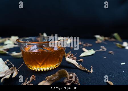 Honig und Linde auf schwarzem Hintergrund Stockfoto