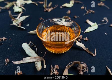 Honig und Linde auf schwarzem Hintergrund Stockfoto