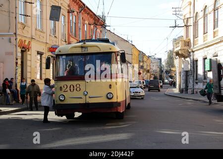 Alte Skoda Trolley-Bus in der Straße von Czernowitz in der Ukraine. Stockfoto