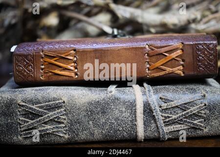 Nahaufnahme eines isolierten leeren Rückens zweier alter Bücher Mit Vintage Lederbindung Stockfoto