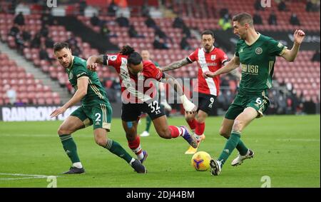 Southampton's Theo Walcott (Mitte) kämpft mit George Baldock (links) von Sheffield United und Chris Basham während des Premier League-Spiels im St Mary's Stadium in Southampton. Stockfoto