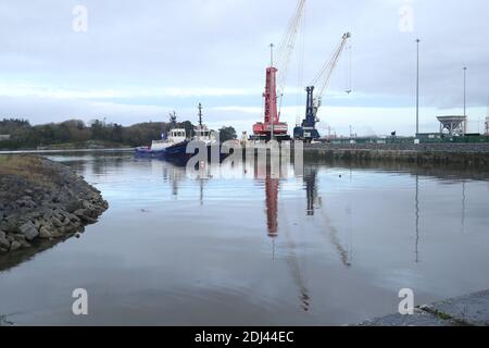 Foynes Port in Co Limerick hätte die Frist für das Ende der Brexit-Übergangsperiode aufgrund der globalen Pandemie verlängert werden müssen, sagte der ehemalige irische Taoiseach Bertie Ahern. Stockfoto