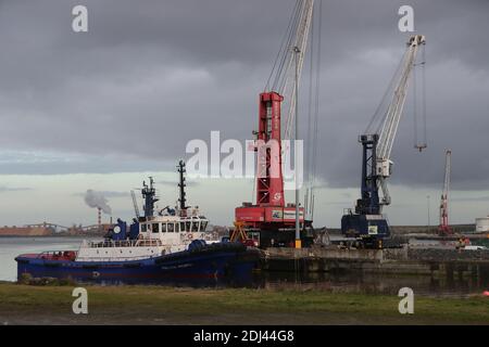 Foynes Port in Co Limerick hätte die Frist für das Ende der Brexit-Übergangsperiode aufgrund der globalen Pandemie verlängert werden müssen, sagte der ehemalige irische Taoiseach Bertie Ahern. Stockfoto