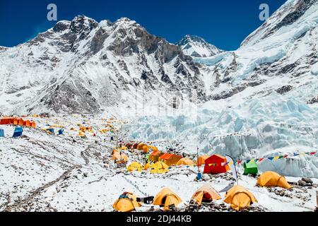 Leuchtend gelbe Zelte im Mount Everest Base Camp, Khumbu Gletscher und Berge, Sagarmatha Nationalpark, Nepal, Himalaya Stockfoto