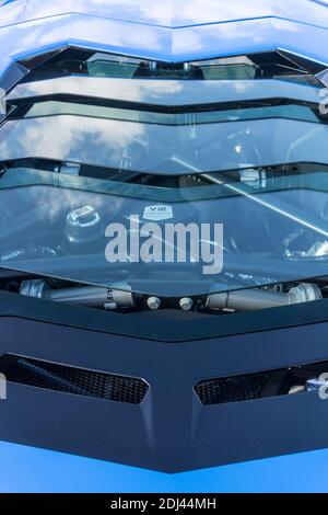 Detailansicht der Heckscheibe und des Motorschachts Cover eines blu le mans Lamborghini Aventador S LP740-4 Stockfoto