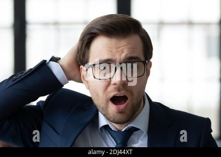 Kopf geschockt Geschäftsmann tragen Brille Blick auf Kamera Stockfoto
