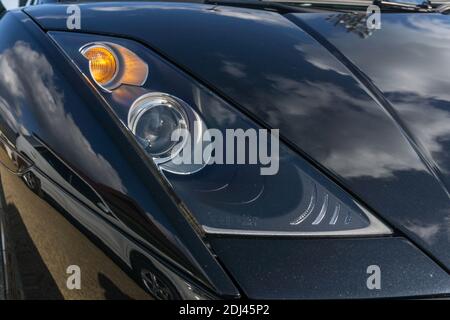 Nahaufnahme des rechten Scheinwerferclusters auf einem Metallisch schwarz erste Generation Lamborghini Gallardo V10 Sportwagen außen Bei Sonnenschein Stockfoto