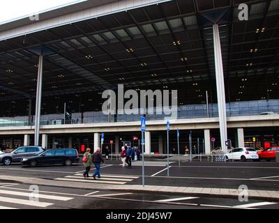 Schönefeld, Deutschland - 1. November 2020 - Passagierterminal 1 am neuen Flughafen Berlin Brandenburg an bewölkten und regnerischen Tagen, internationaler Flughafen W Stockfoto