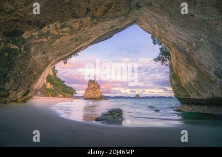 Blick von der Höhle auf Kathedrale Bucht Strand bei Sonnenaufgang, coromandel In Neuseeland Stockfoto