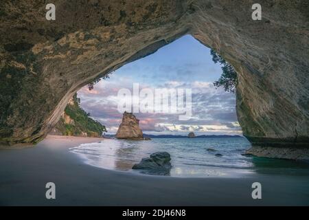 Blick von der Höhle auf Kathedrale Bucht Strand bei Sonnenaufgang, coromandel In Neuseeland Stockfoto