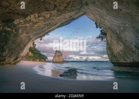 Blick von der Höhle auf Kathedrale Bucht Strand bei Sonnenaufgang, coromandel In Neuseeland Stockfoto