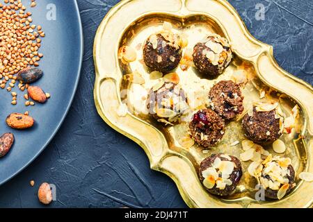 Süßigkeiten oder Süßigkeiten aus grünem Buchweizen.hausgemachte vegane Schokoladentrüffel. Stockfoto