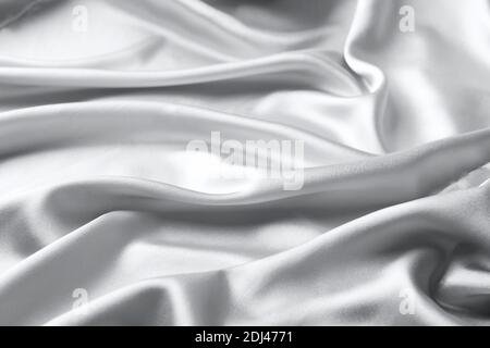 Drapierte Seidenqualität in modischem ultimativen Grau im Jahr 2021. Abstrakter moderner Hintergrund horizontaler Rahmen Stockfoto