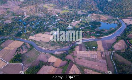 Luftaufnahme Pai Stadt und Pai Fluss. Pai ist eine kleine Stadt im Norden Thailands, Provinz Mae Hong Son Stockfoto