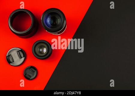 Fotograf Design, Konzept mit SLR-Kamera-Objektive, Kamera-Set, einfache flache Hintergrund mit Platz für Text, kopieren Raum Foto Stockfoto
