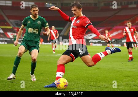 Chris Basham von Sheffield United (links) und Jannik Vestergaard von Southampton kämpfen während des Premier League-Spiels im St. Mary's Stadium in Southampton um den Ball. Stockfoto