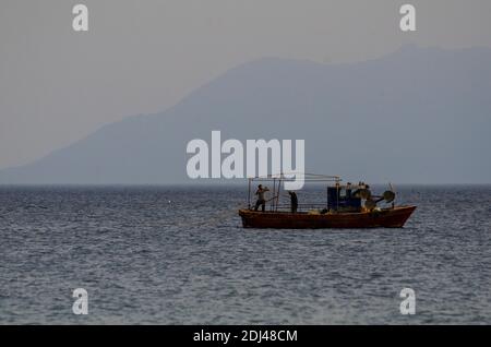 ALEXANDROUPOLI, GRIECHENLAND - 19. Mai 2020 - Küstenfischer bei der Arbeit an der Ägäis vor Alexandroupoli, Evros, Griechenland - Foto: Geopix Stockfoto