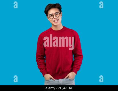 Portrait von asiatisch teen Kerl in Brille posiert bei Studio Stockfoto