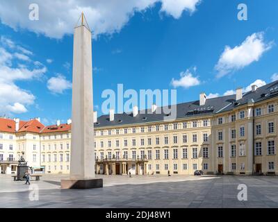 Prager Burg Obelisk, oder Mrakotin Monolith, auf dem dritten Hof der Prager Burg, Prag, Tschechische Republik Stockfoto