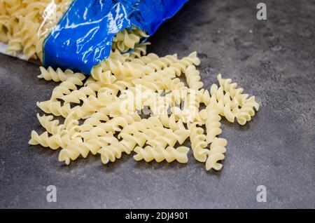 Offene Tasche mit Twisted Pasta auf dem Tisch bereit zu kochen. Stockfoto