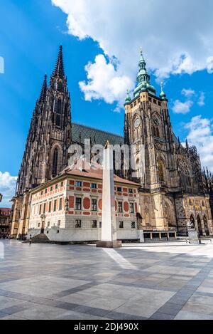 Prager Burg Obelisk, oder Mrakotin Monolith, in St. Vitus Kathedrale auf dem dritten Hof der Prager Burg, Prag, Tschechische Republik Stockfoto