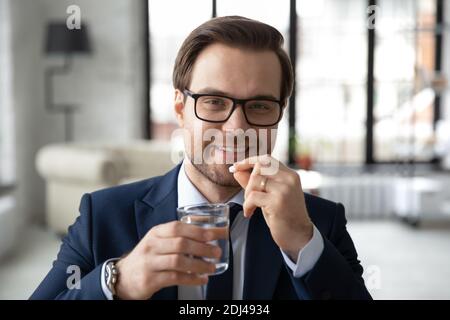 Kopf erschossen Porträt lächelnd Geschäftsmann trägt eine Brille, die Medikamente Stockfoto