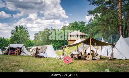 Cedynia Polen Juni 2019 Historische Nachstellung von slawischen oder Wikingerstämmen mit Holzpalisade, Festturm und Zeltlager aus dem 11. Jahrhundert Stockfoto