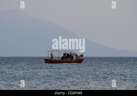 ALEXANDROUPOLI, GRIECHENLAND - 19. Mai 2020 - Küstenfischer bei der Arbeit an der Ägäis vor Alexandroupoli, Evros, Griechenland - Foto: Geopix Stockfoto