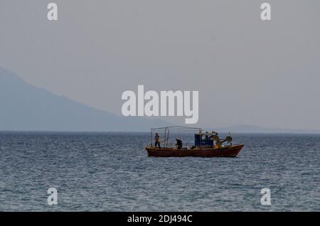 ALEXANDROUPOLI, GRIECHENLAND - 19. Mai 2020 - Küstenfischer bei der Arbeit an der Ägäis vor Alexandroupoli, Evros, Griechenland - Foto: Geopix Stockfoto