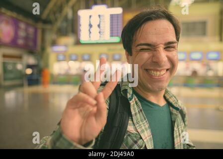 Schöner persischer Tourist Mann am Bahnhof in Bangkok, Thailand Stockfoto