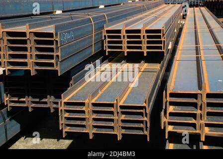 Deutschland, Niedersachsen, Peine, Stahltraeger im Hafen, Stockfoto