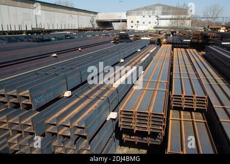 Deutschland, Niedersachsen, Peine, Stahltraeger im Hafen, Stockfoto