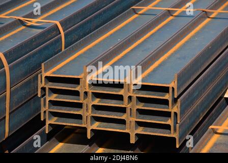 Deutschland, Niedersachsen, Peine, Stahltraeger im Hafen, Stockfoto