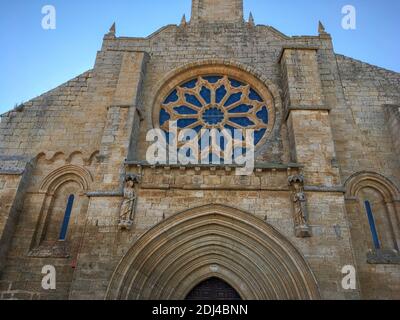 Hauptfassade der gotischen Kathedrale von Leon (Spanien) Breite und niedrige Winkel Ansicht der Westfassade der Kathedrale von León (auch bekannt als die Pulchra Leonina). Stockfoto