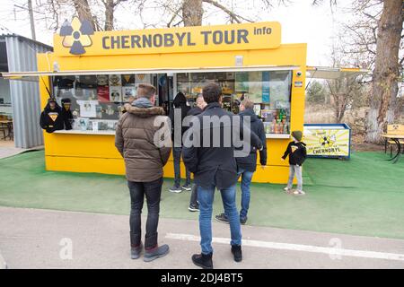 Pripyat, Sperrgebiet Tschernobyl, Ukraine - 3. November 2019: Eine Gruppe von Touristen vor dem Souvenirshop, um die Tour in der Exclusi zu Sterne Stockfoto