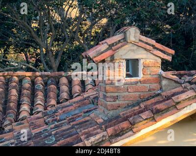 Eine spanische Dachziegel überdachte Decke eines Hauses in der Nähe der Kolonialstadt Villa de Leyva in den zentralen Andenbergen von Kolumbien. Stockfoto