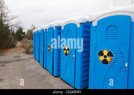 Pripyat, Tschernobyl-Sperrgebiet, Ukraine - 3. November 2019: Reihe von WC in der Nähe der ersten Kontrollstelle des Sperrgebiets Stockfoto