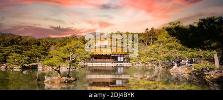 Atemberaubende Aussicht auf die Kinkaku-ji-Stätte bei einem wunderschönen und dramatischen Sonnenuntergang. Stockfoto