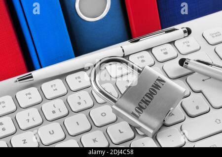 Lockdown und PC-Tastatur mit Schloss Stockfoto