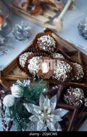 Luxus handgemachte Schokolade Bonbon Sortiment von köstlichen dekorativen runden Bonbons auf dem Weihnachtstisch für die Feier. Stockfoto