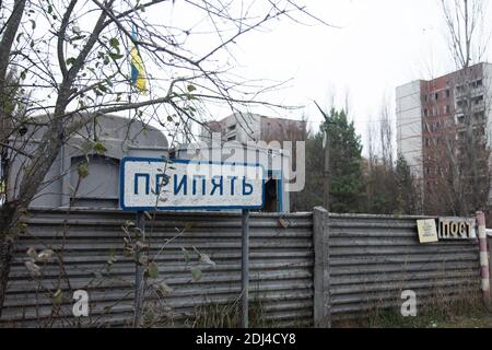 Das Begrüßungsschild am Eingang der Geisterstadt Pripyat, im Tschernobyl-Sperrgebiet. Übersetzung; Pripyat Stockfoto