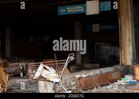 Pripyat, Ukraine - 3. November 2019: Ein Warenkorb auf dem verlassenen Markt im Zentrum von Pripyat, der Geisterstadt im Tschernobyl-Sperrgebiet Stockfoto