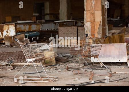 Einkaufswagen auf dem verlassenen Markt im Zentrum von Pripyat, der Geisterstadt im Tschernobyl-Sperrgebiet Stockfoto