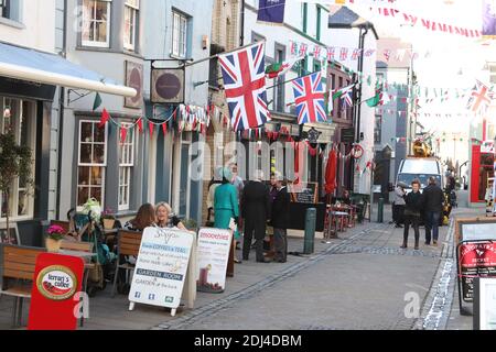 Netflix Drama The Crown Dreharbeiten zur Investitur von Prince Charles in Caernarfon-Schlössern, Nordwales Credit: Mike Clarke/ Alamy Stock Photos Stockfoto