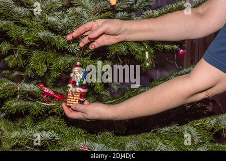 Ansicht der bunten Weihnachtsdekorationen auf Weihnachtsbaum. Weihnachtsferien Konzept. Postkarte. Stockfoto