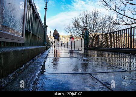 Edinburgh urbanscapes und Straßenfotografie bei winterlichen Bedingungen aufgenommen. Elegante Architektur und beeindruckende Naturelemente. Stockfoto