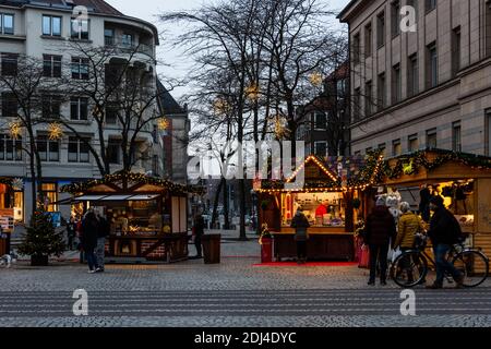 In Kiel wegen Corona-Pandemie zur Adventszeit im Jahr 2020 Lichterschmuck Und Weihnachtsmarkt-Licht Stockfoto