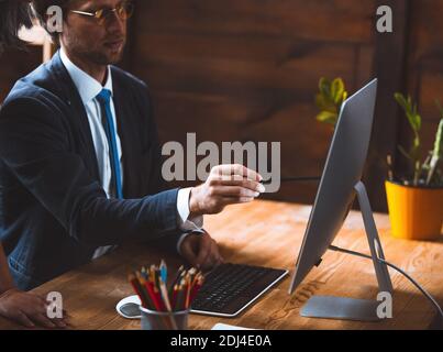Coaching von Büromitarbeitern für Business-Marketing-Plan Geschäftsmann zeigt aktualisierte Projekt an die Mitarbeiter am Desktop sitzen im Büro. Geschäftskonzept Stockfoto
