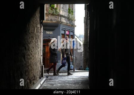 Edinburgh urbanscapes und Straßenfotografie bei winterlichen Bedingungen aufgenommen. Elegante Architektur und beeindruckende Naturelemente. Stockfoto